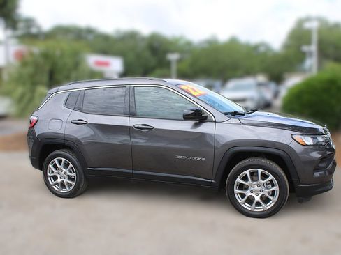 Used 2022 Jeep Compass Latitude AWD/4WD image 4