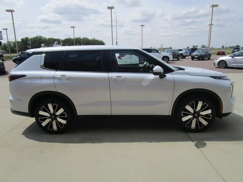 Used 2025 Mitsubishi Outlander SE AWD/4WD image 6