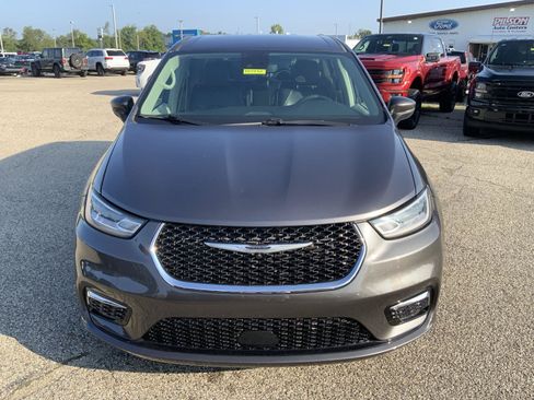 Used 2023 Chrysler Pacifica Touring-L FWD image 3