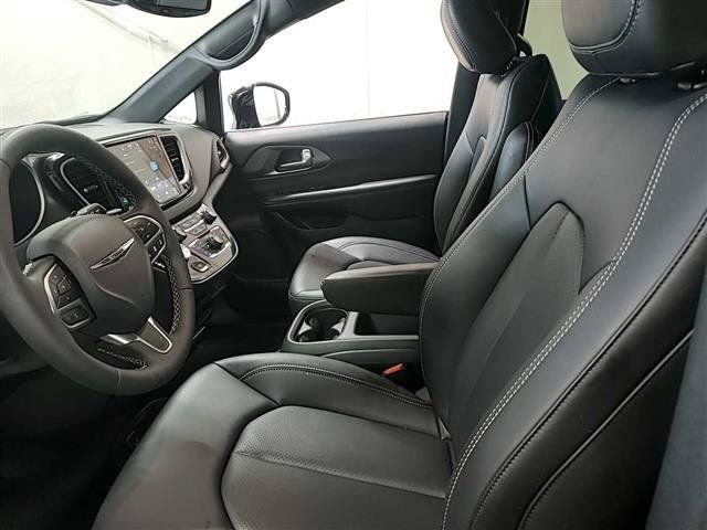 Used 2026 Chrysler Pacifica Select FWD image 7