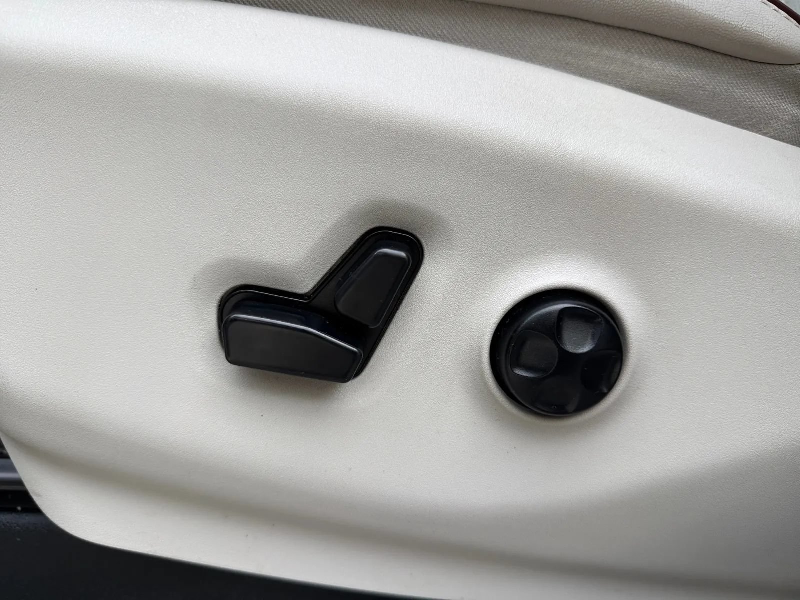 Used 2018 Chrysler Pacifica Limited FWD image 17