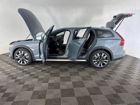Used 2023 Volvo V60 B5 Cross Country Ultimate AWD/4WD image 12