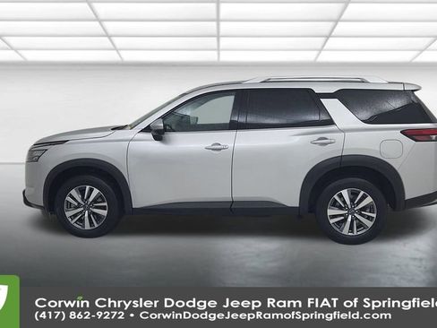 Used 2025 Nissan Pathfinder SL image 9