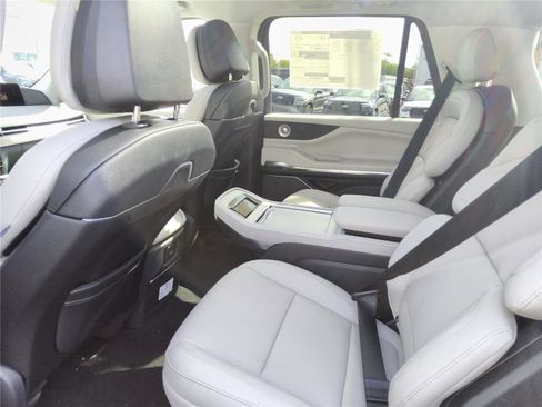 New 2026 Lincoln Navigator L Reserve AWD/4WD image 18