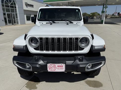 Used 2025 Jeep Wrangler Unlimited Sahara AWD/4WD image 3