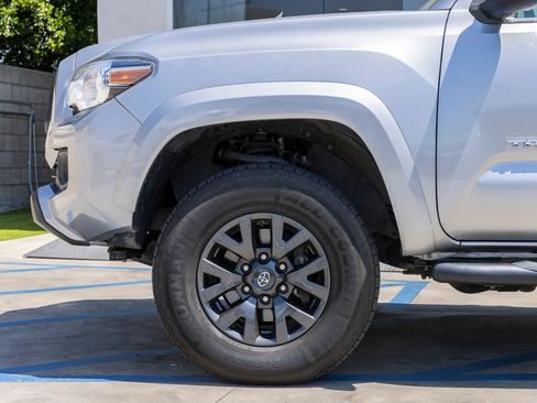 Used 2021 Toyota Tacoma SR5 AWD/4WD image 36