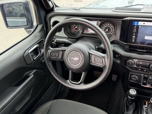 Used 2025 Jeep Gladiator Sport AWD/4WD image 13