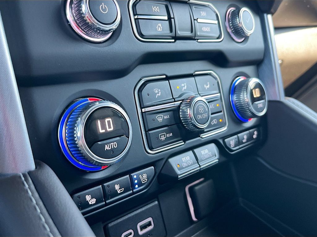 Used 2024 GMC Yukon SLT w/ SLT Luxury Package AWD/4WD image 16