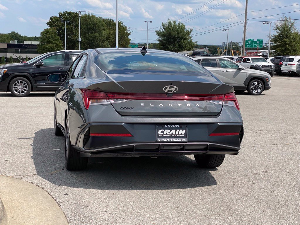 Used 2024 Hyundai Elantra SEL w/ Convenience Package FWD image 5