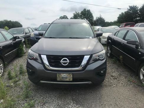 Used 2019 Nissan Pathfinder SV image 1