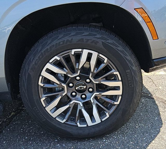 Used 2025 Chevrolet Suburban Z71 AWD/4WD image 5