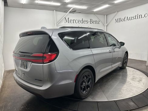 Used 2021 Chrysler Pacifica Limited w/ Uconnect Theater Family Group image 7