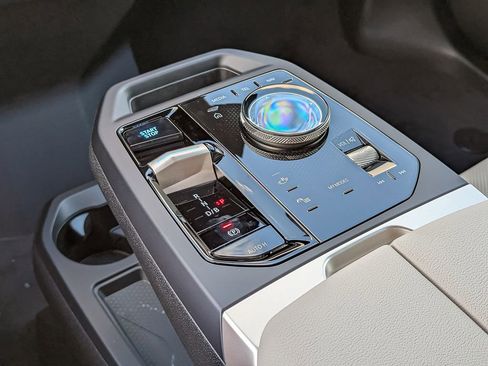 Used 2026 BMW iX xDrive60 w/ Premium Package image 25