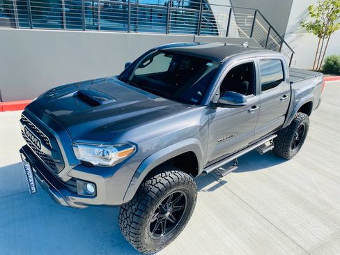 Used 2017 Toyota Tacoma TRD Sport w/ Premium & Technology Package image 13