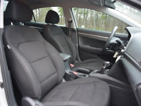 Used 2019 Hyundai Elantra SE w/ Cargo Package image 16