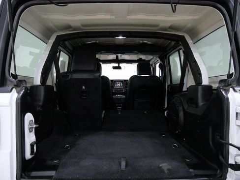 Used 2018 Jeep Wrangler Unlimited Sahara image 28