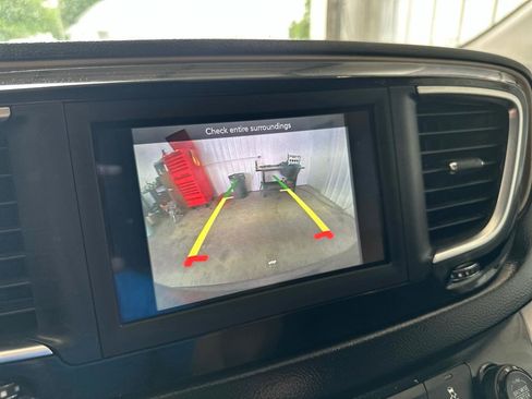 Used 2018 Chrysler Pacifica Touring-L FWD image 28
