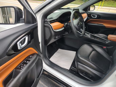 Certified 2025 Jeep Compass Limited w/ Elite Group AWD/4WD image 18