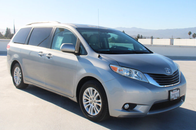 Used 2013 Toyota Sienna XLE FWD image 2