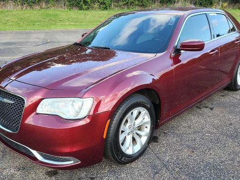 Used 2018 Chrysler 300 Touring RWD image 3