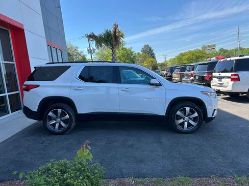 Used 2021 Chevrolet Traverse LT w/ LT Premium Package image 5