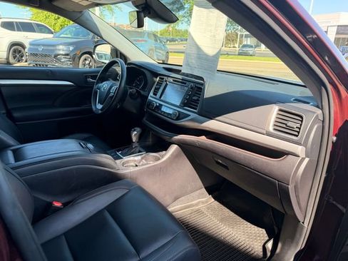 Used 2019 Toyota Highlander XLE AWD/4WD image 16