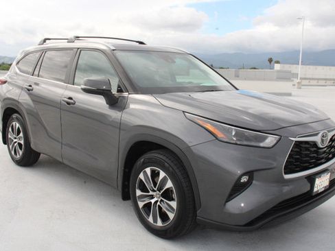 Certified 2024 Toyota Highlander XLE image 2