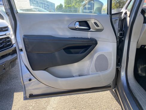 Used 2020 Chrysler Pacifica Touring-L image 14