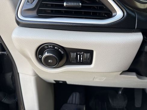 Used 2018 Chrysler Pacifica Touring Plus image 12