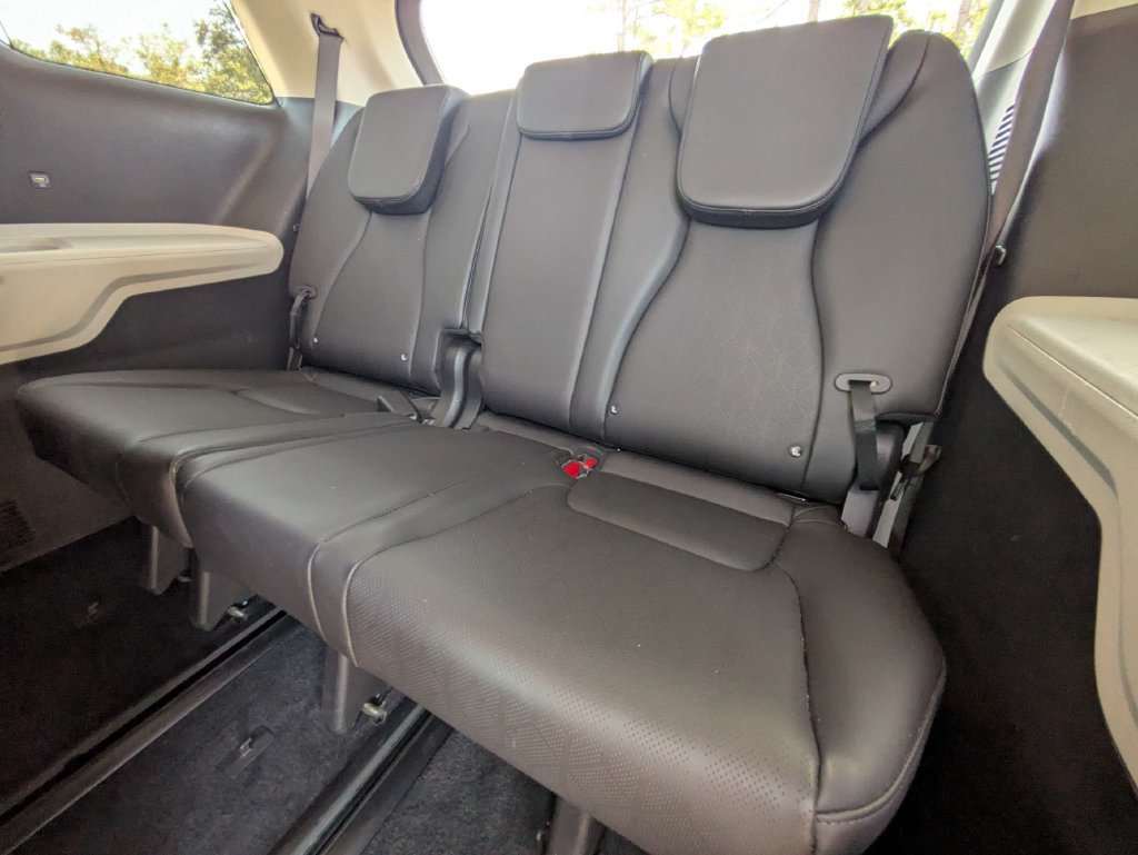 Used 2024 Kia Carnival EX FWD image 15