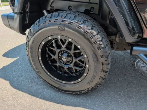 Used 2019 Jeep Wrangler Unlimited Sahara AWD/4WD image 12