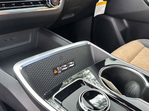 New 2025 Chevrolet Equinox ACTIV w/ Safety and Technology Package image 30