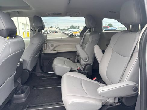 Used 2022 Toyota Sienna XLE w/ XLE Plus Package AWD/4WD image 7