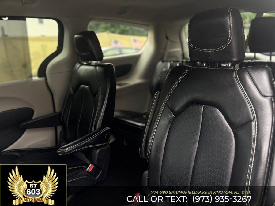 Used 2024 Chrysler Pacifica Touring-L FWD image 10