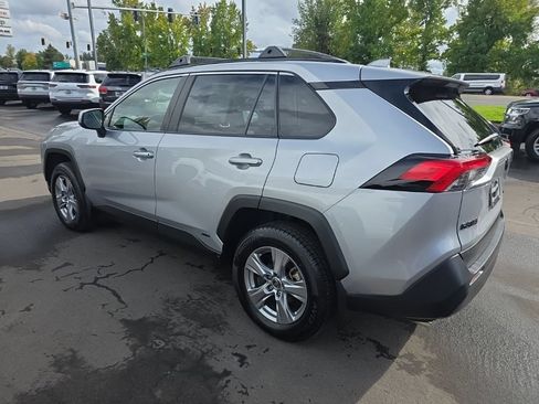 Used 2022 Toyota RAV4 LE AWD/4WD image 2