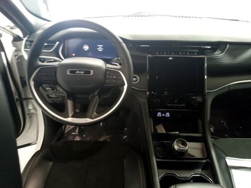 Used 2024 Jeep Grand Cherokee Altitude image 10