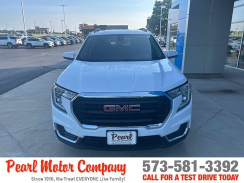 Used 2022 GMC Terrain SLE w/ Driver Convenience Package AWD/4WD image 2