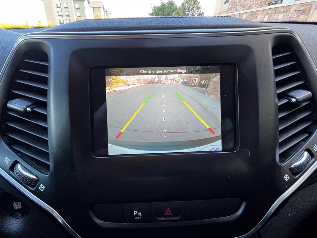 Used 2019 Jeep Cherokee Latitude Plus AWD/4WD image 11