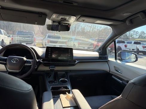 Used 2024 Toyota Sienna Platinum image 18