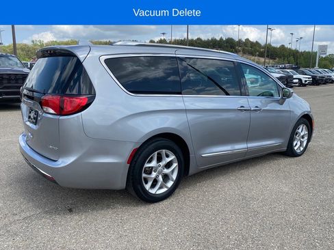 Used 2020 Chrysler Pacifica Limited FWD image 6