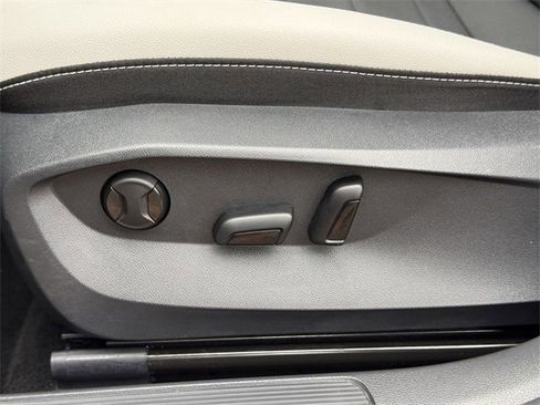 Certified 2025 Volkswagen Taos SE image 25