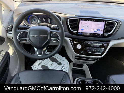 Used 2024 Chrysler Pacifica Touring-L FWD image 11