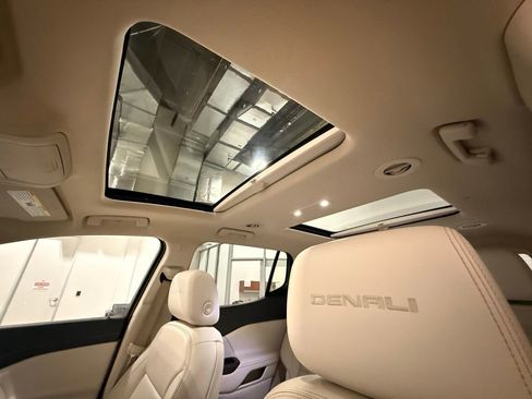 Used 2022 GMC Acadia Denali w/ Denali Ultimate Package image 17