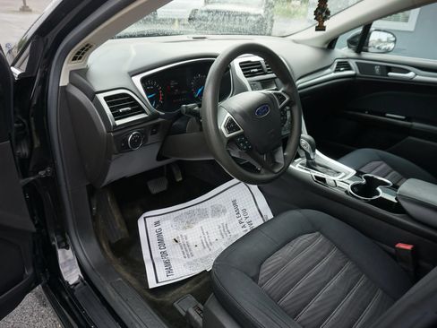 Used 2016 Ford Fusion SE FWD image 12