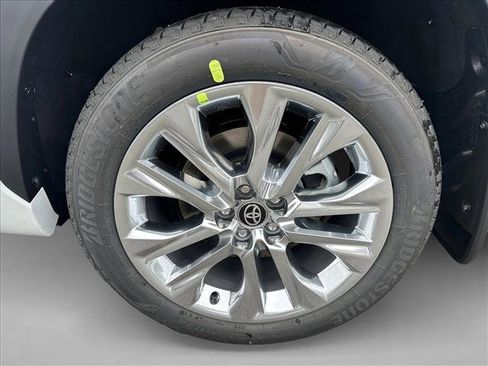 Used 2025 Toyota Highlander Limited image 9