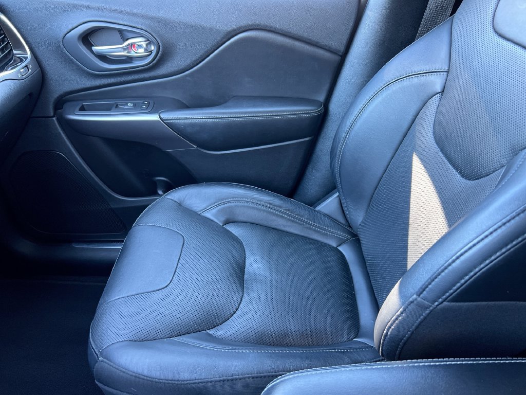 Used 2020 Jeep Cherokee Limited AWD/4WD image 32