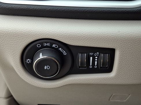 Used 2024 Chrysler Pacifica Touring-L FWD image 25