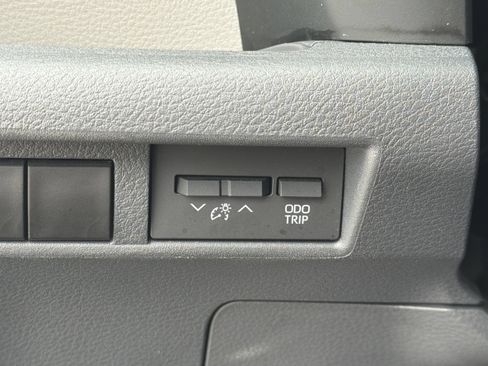 Used 2023 Toyota Sienna XLE FWD image 17