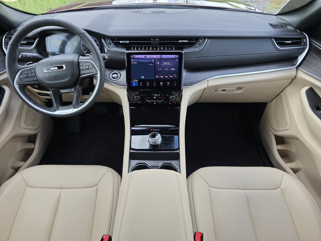 Used 2025 Jeep Grand Cherokee Limited RWD image 18