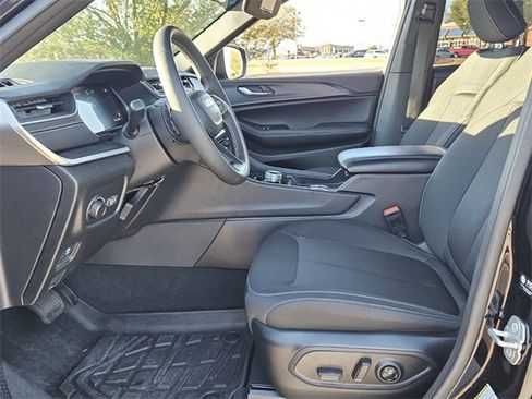 Used 2025 Jeep Grand Cherokee Laredo image 5